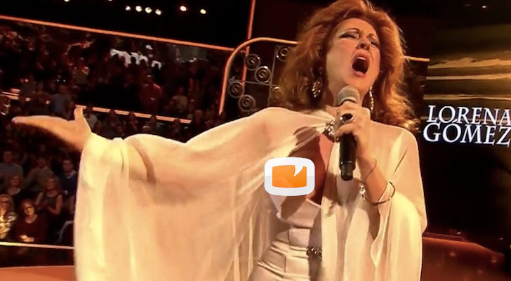 Lorena Gómez muestra un pecho durante su actuación en la final 'Tu cara me suena'