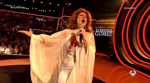 Lorena Gómez muestra un pecho durante su actuación en la final 'Tu cara me suena'