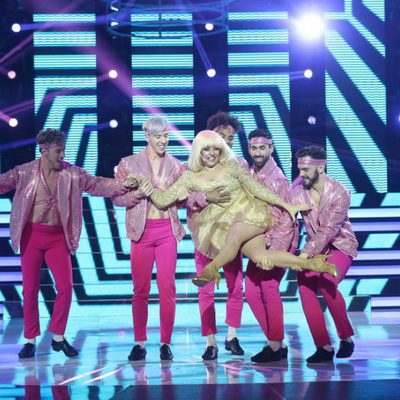 Yolanda Ramos imita a la cantante Raffaella Carrá en la gala final de 'Tu cara me suena 5'