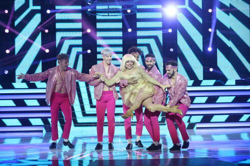 Yolanda Ramos imita a la cantante Raffaella Carrá en la gala final de 'Tu cara me suena 5'