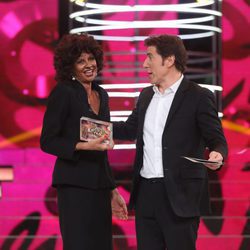 Esther Arroyo recibe el premio a la risa más contagiosa en la gala final de 'Tu cara me suena final 5'