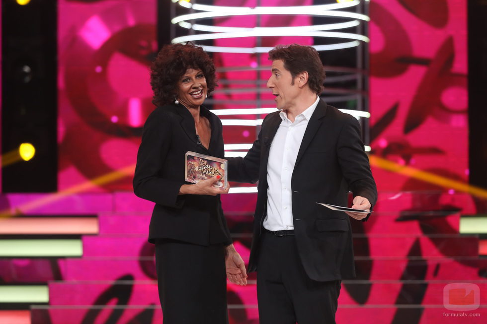 Esther Arroyo recibe el premio a la risa más contagiosa en la gala final de 'Tu cara me suena final 5'