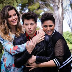 Rosa López y Lorena Gómez posan junto a Blas Cantó, ganador de la quinta edición de 'Tu cara me suena'