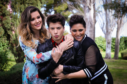 Rosa López y Lorena Gómez posan junto a Blas Cantó, ganador de la quinta edición de 'Tu cara me suena'