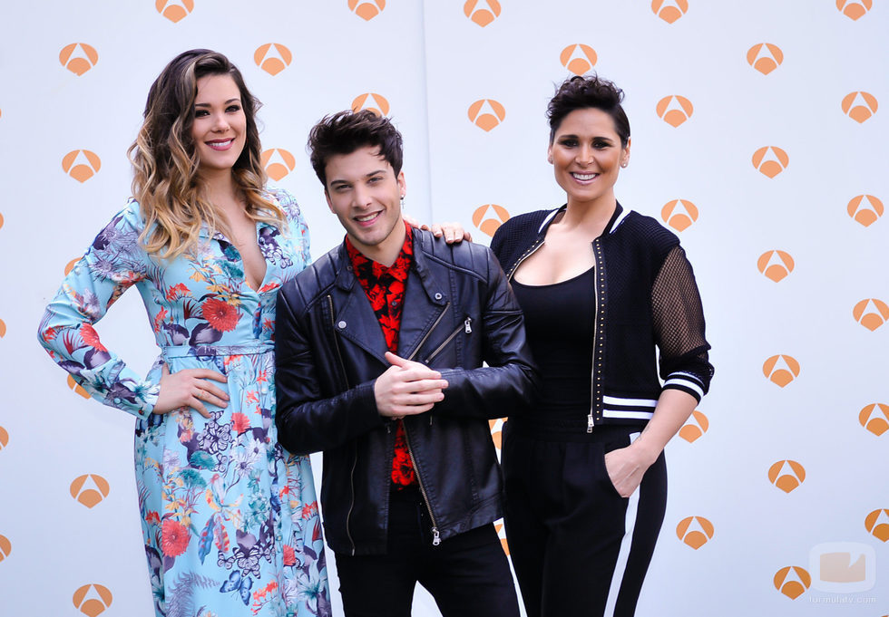 Lorena Gómez, Blas Cantó y Rosa López posan para los medios de comunicación tras días después de la final de 'Tu cara me suena'