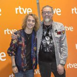 Manel Navarro posa junto a Hans Pannecoucke, encargado de la puesta en escena de España en Eurovision 2017