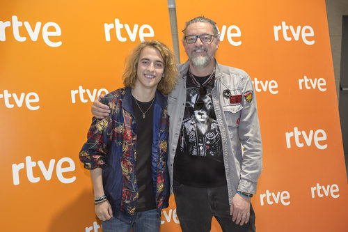 Manel Navarro posa junto a Hans Pannecoucke, encargado de la puesta en escena de España en Eurovision 2017