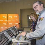 Manel Navarro, sonriente escucha las explicaciones de Hans Pannecoucke, encargado de la puesta en escena de España en Eurovisión 2017