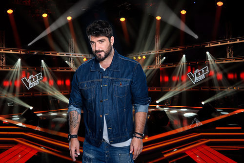 Antonio Orozco posa en el plató de  'La Voz Kids 3'