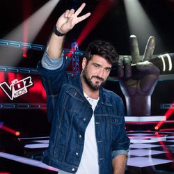 Antonio Orozco hace el símbolo de 'La Voz Kids' en la tercera edición