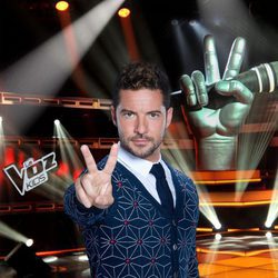 David Bisbal hace el símbolo de 'La voz Kids' en la tercera edición