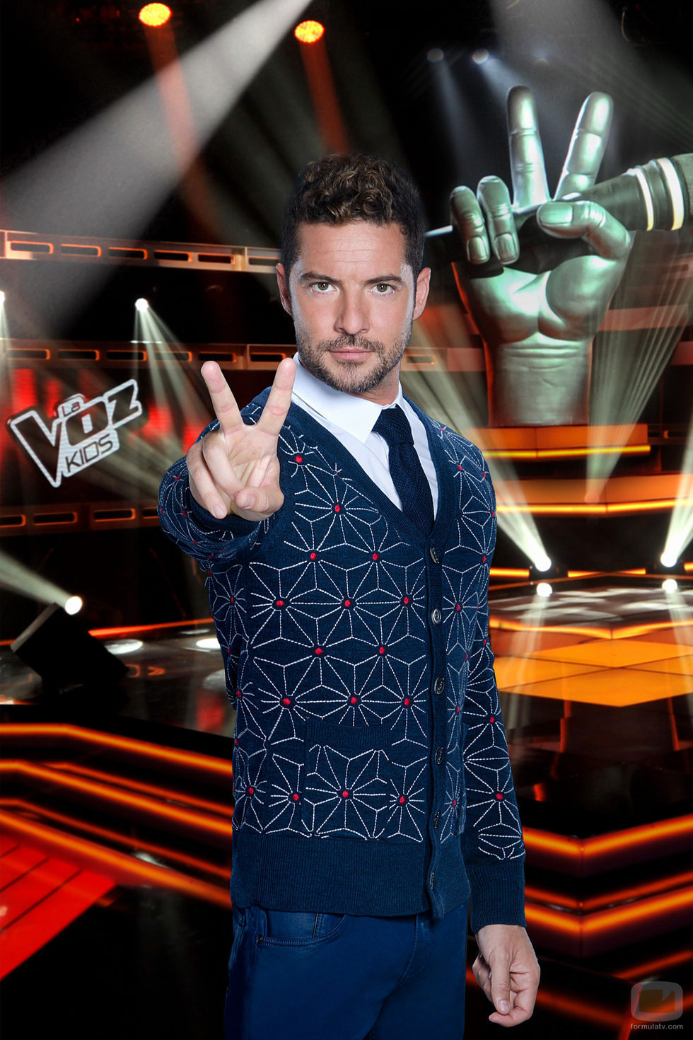 David Bisbal hace el símbolo de 'La voz Kids' en la tercera edición