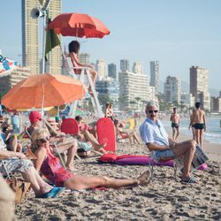 Los Alcántara toman el sol en la playa de Benidorm en el capítulo 9 de 'Cuéntame como pasó'