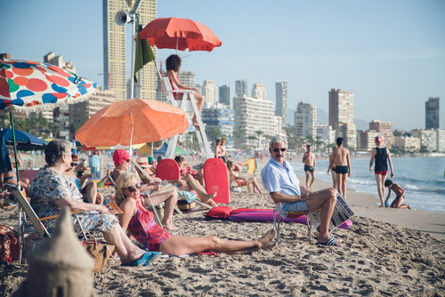 Los Alcántara toman el sol en la playa de Benidorm en el capítulo 9 de 'Cuéntame como pasó'