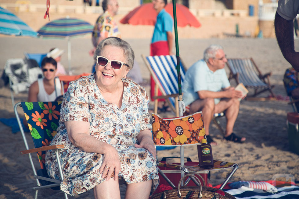 Doña Herminia toma el sol en Benidorm en el capítulo 9 'Cuéntame como pasó'