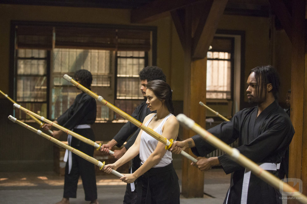 Colleen Wing (Jessica Henwick) concentrada en un entrenamiento en 'Iron Fist'