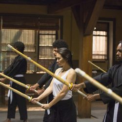 Colleen Wing (Jessica Henwick) concentrada en un entrenamiento en 'Iron Fist'