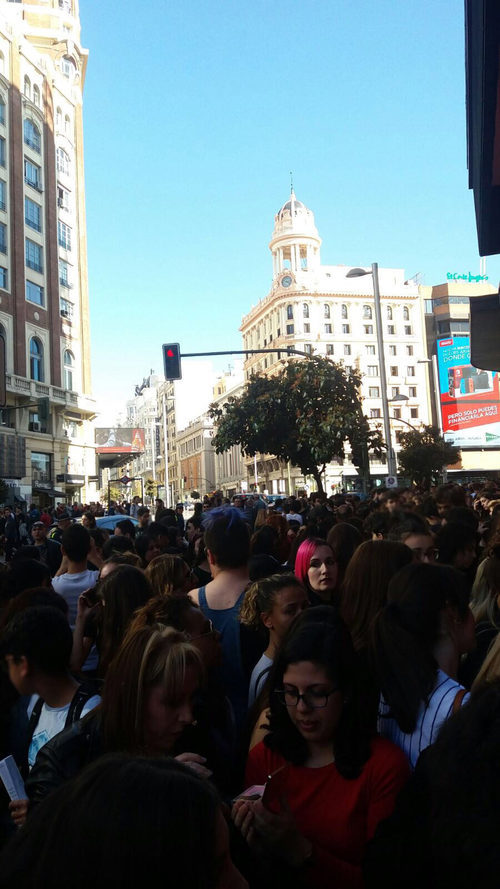Los fans de 'The Walking Dead' esperan ansiosos en los cines Capitol la llegada de los protagonistas