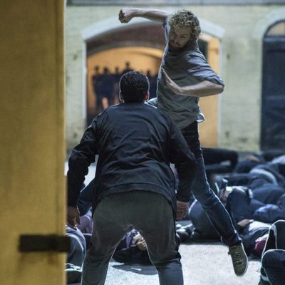 Daniel Rand (Finn Jones) propina un puñetazo durante una escena de 'Iron Fist'