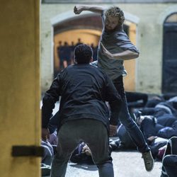 Daniel Rand (Finn Jones) propina un puñetazo durante una escena de 'Iron Fist'