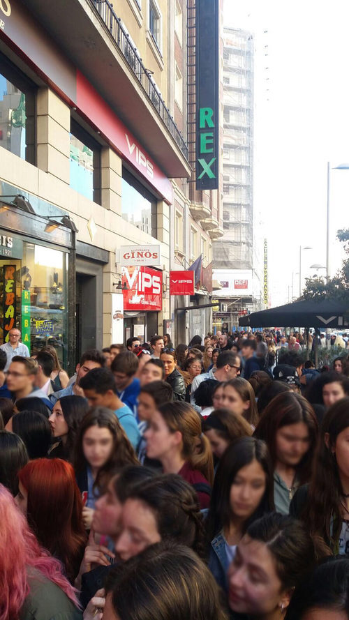 La Gran Vía se llena de fanáticos de 'The Walking Dead'  que quieren conocer a sus protagonistas