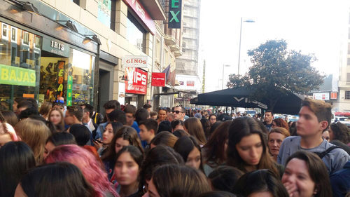 Los fans de 'The Walking Dead' colapsa la Gran Vía para conocer a los protagonistas de la serie