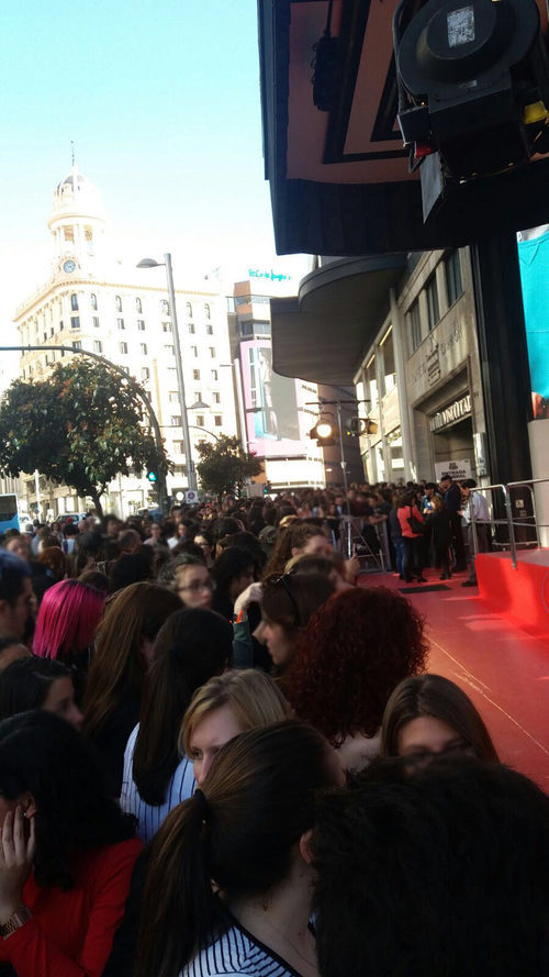 Más de un centenar de seguidores de 'The Walking Dead' esperan en los Cines Capitol al reparto protagonista