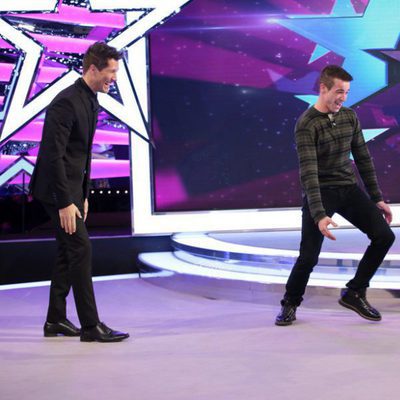 Jaime Cantizano y Juanjo Ballesta ríen mientras el hijo del actor hace el pino en 'Jugando con las estrellas'