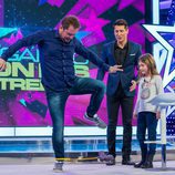 El Monaguillo saltando ante la atenta mirada de su hija y Jaime Cantizano en 'Jugando con las estrellas'