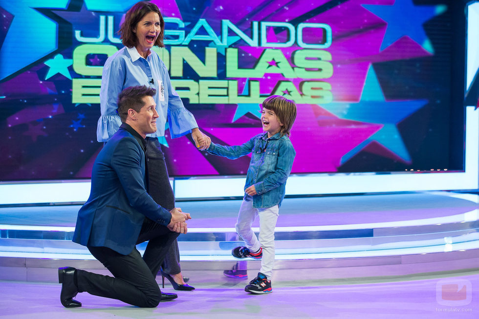 Samantha Vallejo-Nágera de la mano de su hijo en 'Jugando con las estrellas'