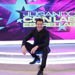 Jaime Cantizano sentado sobre las escaleras de 'Jugando con las estrellas'