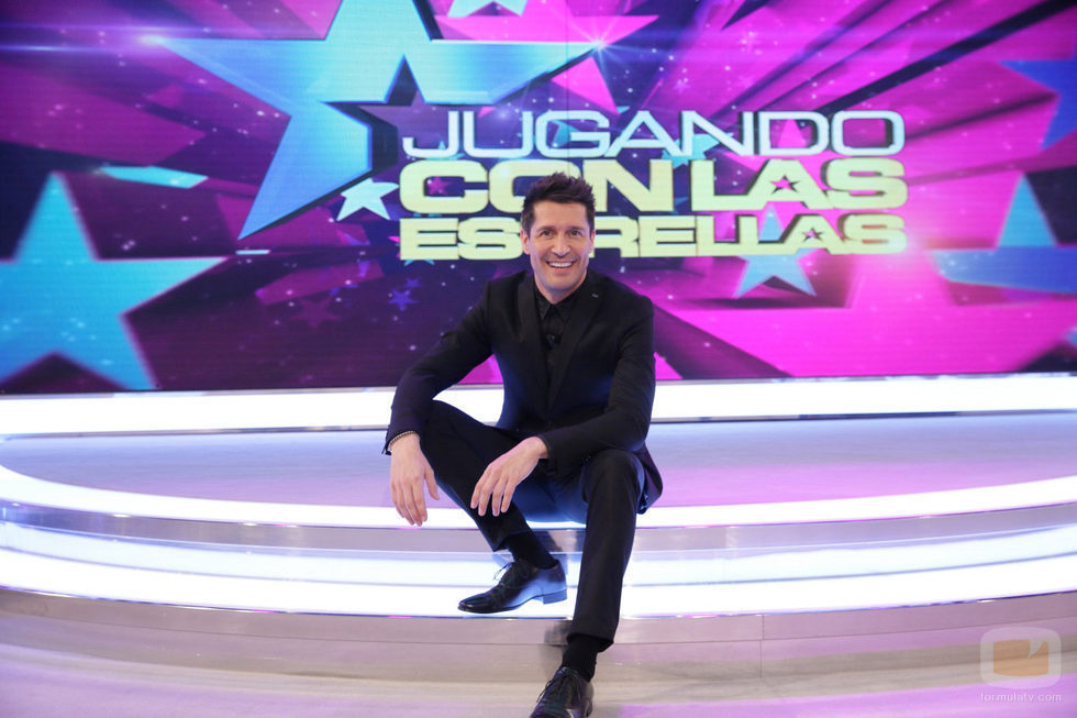 Jaime Cantizano sentado sobre las escaleras de 'Jugando con las estrellas'