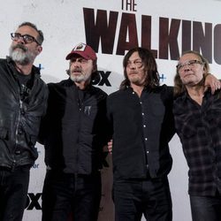 Andrew Lincoln, Norman Reedus y Jeffrey Dean Morgan posan en el photocall de los cines Capitol