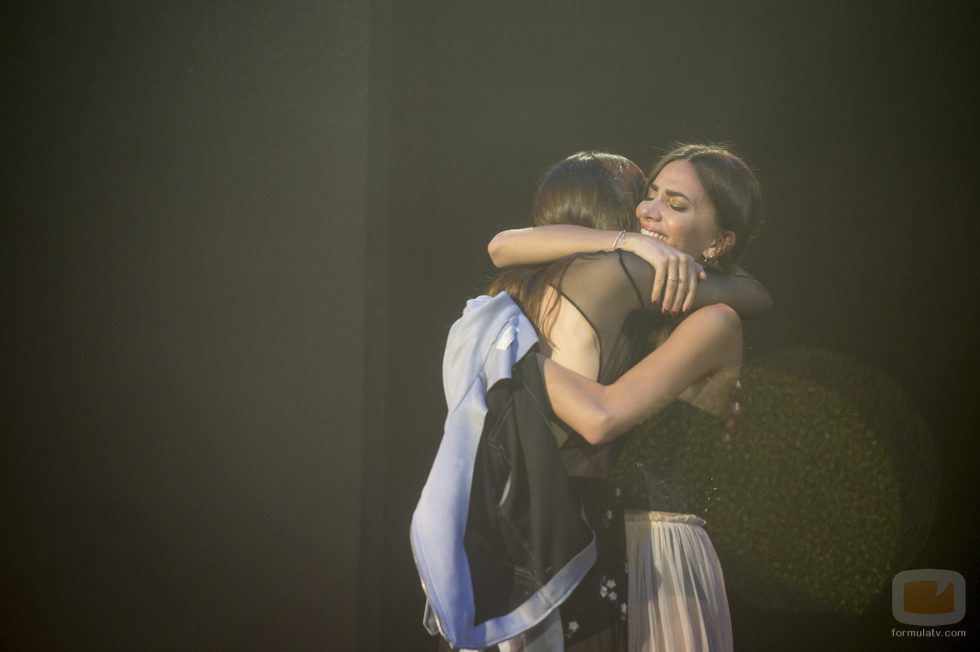 Aylén abraza a una amiga en la gala número 11 de 'GH VIP 5'