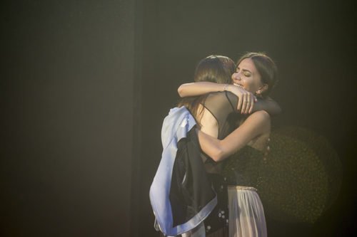 Aylén abraza a una amiga en la gala número 11 de 'GH VIP 5'