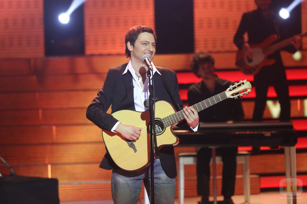 Fran Valenzuela es Alejandro Sanz en la primera gala de 'Tu cara no me suena todavía'
