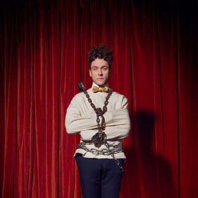 Michael Weston en las imágenes promocionales de 'Houdini y Doyle'
