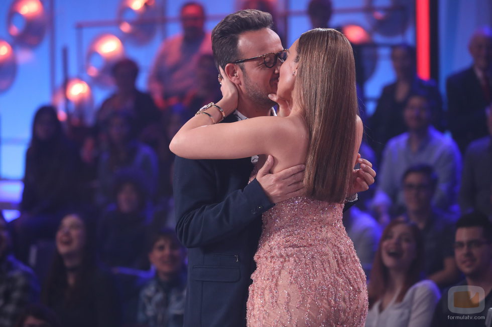 Àngel Llàcer y Mónica Naranjo se besan en la primera gala de 'Tu cara no me suena todavía'