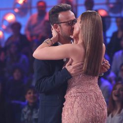 Àngel Llàcer y Mónica Naranjo se besan en la primera gala de 'Tu cara no me suena todavía'