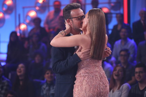 Àngel Llàcer y Mónica Naranjo se besan en la primera gala de 'Tu cara no me suena todavía'