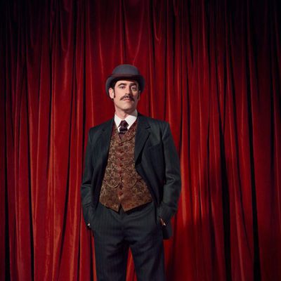 Stephen Mangan es Arthur Conan Doyle en 'Houdini y Doyle'