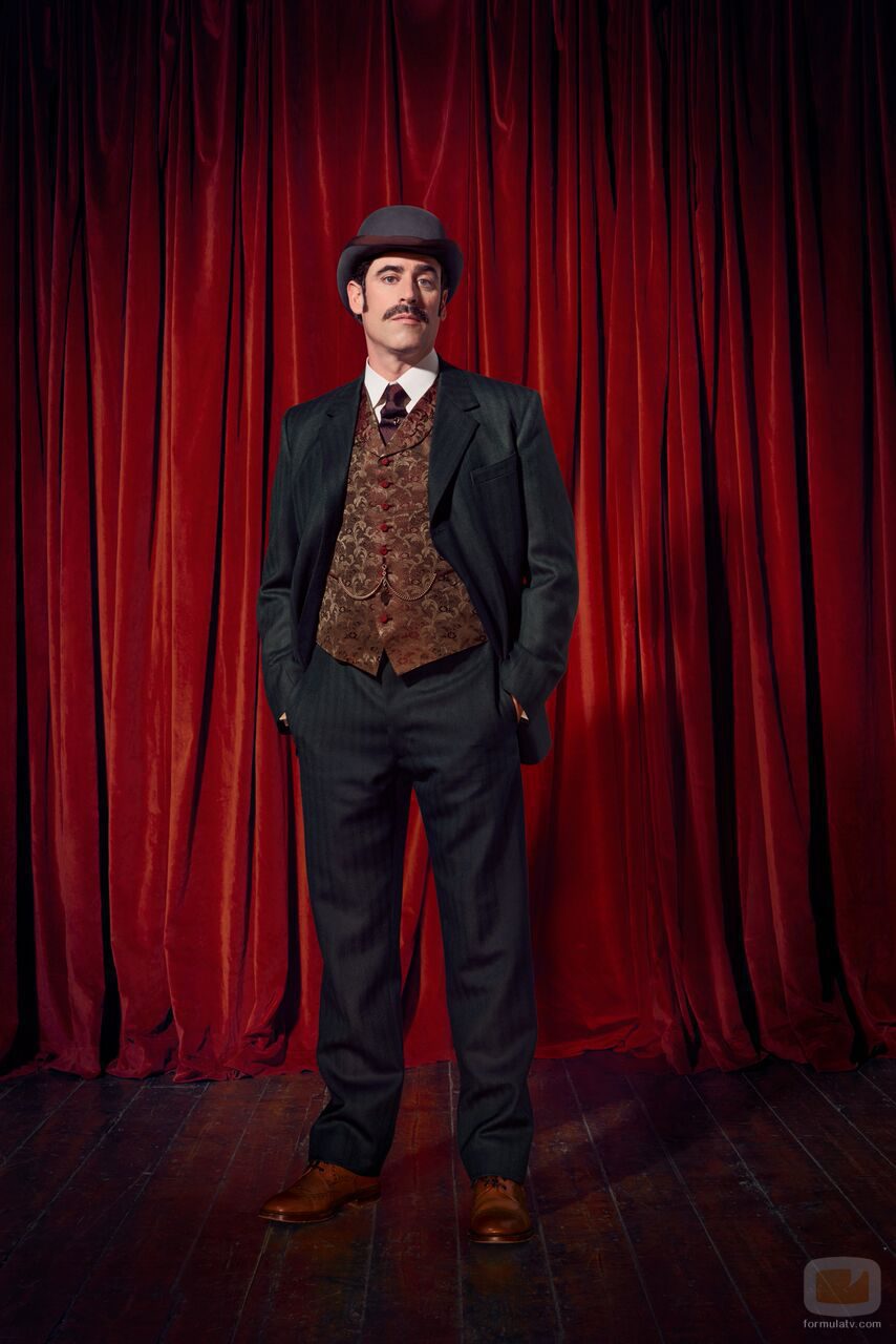 Stephen Mangan es Arthur Conan Doyle en 'Houdini y Doyle'