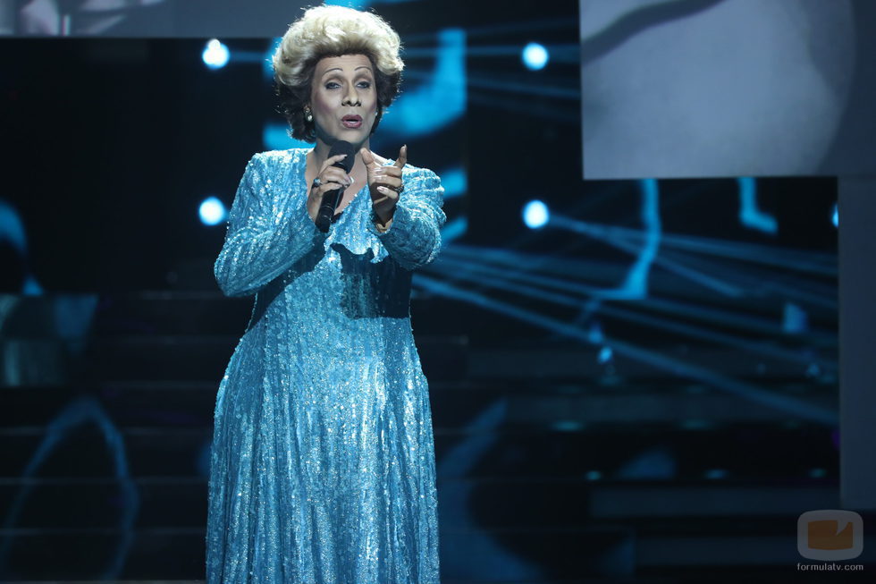 Cristobal Garrido es Olga Guillot en la primera gala de 'Tu cara no me suena todavía'