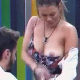 Alyson Eckmann muestra un pezón, delante de Marco Ferri, en la casa de 'GH VIP 5'