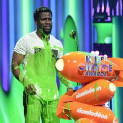Kevin Hart salpicado por el moco en los Nickelodeon's 2017 Kids' Choice Awards