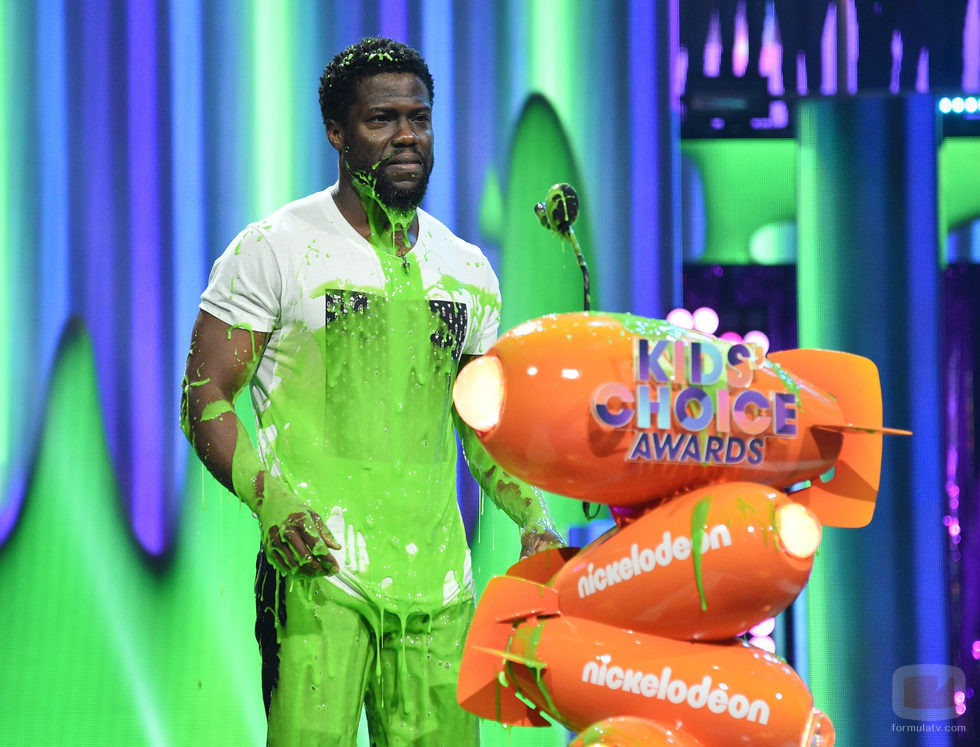 Kevin Hart salpicado por el moco en los Nickelodeon's 2017 Kids' Choice Awards