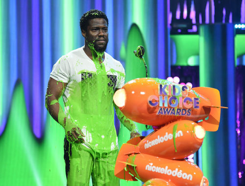 Kevin Hart salpicado por el moco en los Nickelodeon's 2017 Kids' Choice Awards