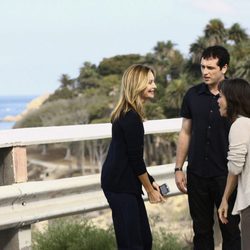 Calista Flockhart y Matthew Rhys en el capítulo "Una familia norteamericana" de 'Cinco hermanos'