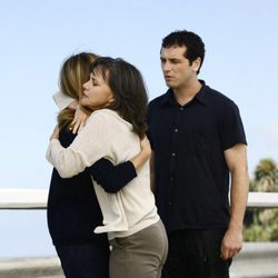 Sally Field, Matthew Rhys, Calista Flockhart y Nora Walker en un capítulo de 'Cinco hermanos'