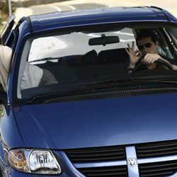 Kevin conduce mientras Nora se asoma por la ventanilla